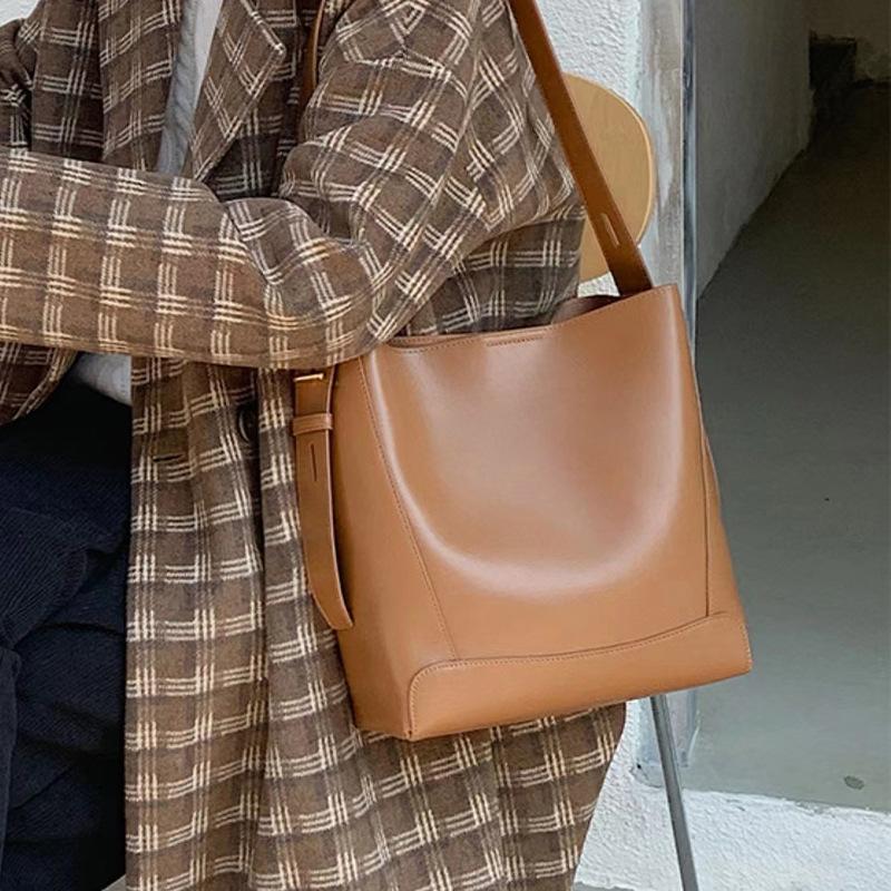 Leather Bucket Bag Women's Large Capacity Tote Bag High-end Cowhide Underarm Shoulder Bag Versatile Commuter Crossbody Bag