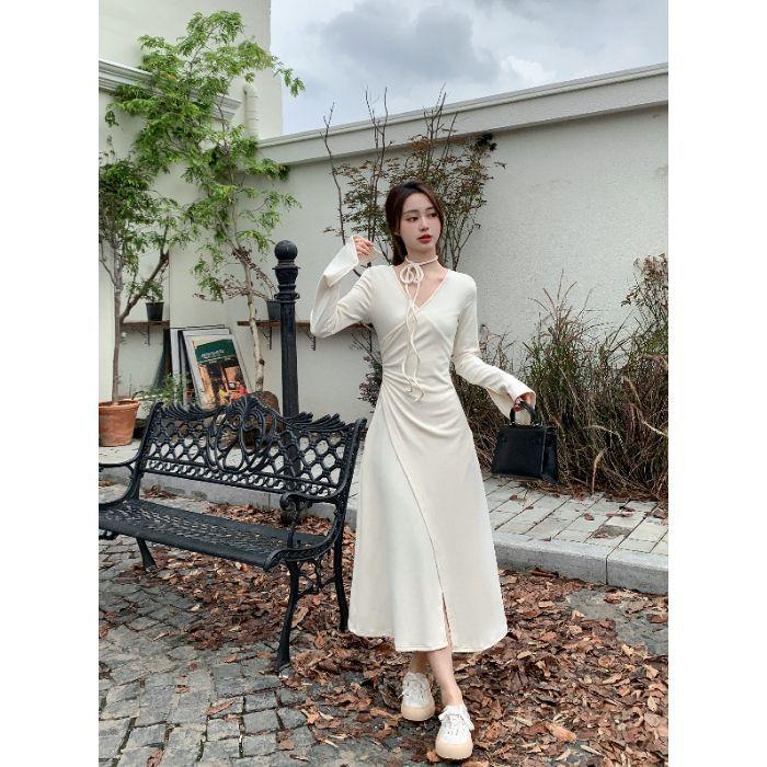 Early Spring Pure and Alluring Sexy V-neck Long-sleeve Dress for Women, Designed and Slimming, Inner Layer with a Hip-hugging Long Dress