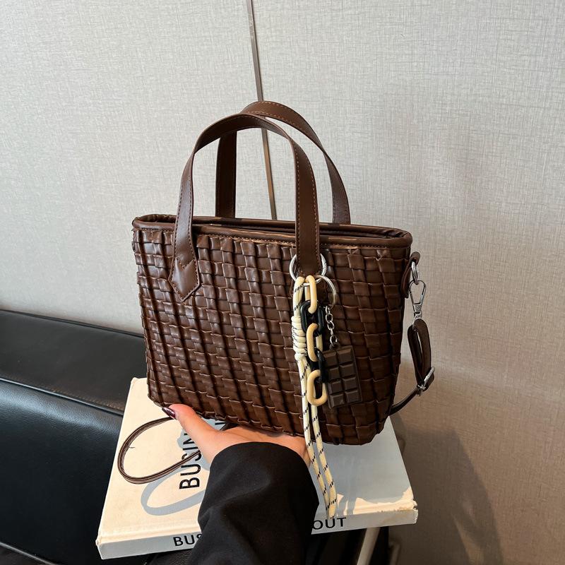 Niche Portable Bucket Bag Women's New Retro Casual Shoulder Bag Daily Commuter Messenger Bag