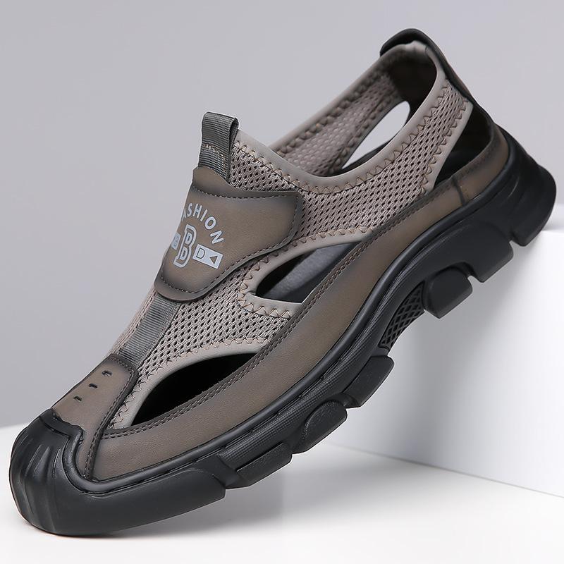 

Hollow men s sandals soft sole summer new Vietnam Rome leisure beach hole hole hundred towers bag head leather shoes 44