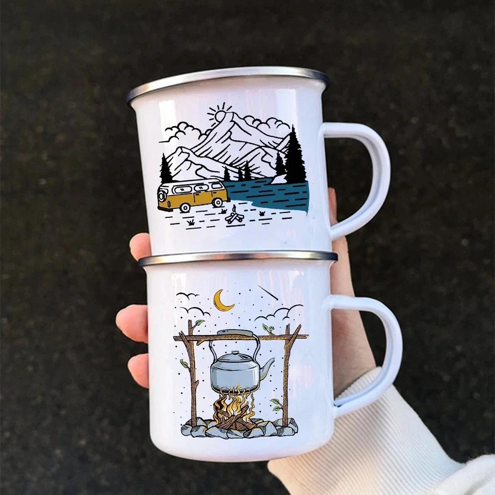 Nuove Tazze da Campeggio Smaltate Stampate Caravan Campeggio Avventura Falò Festa Tazza per Birra Succo Tazze con Manico Montagna Regali per Camper