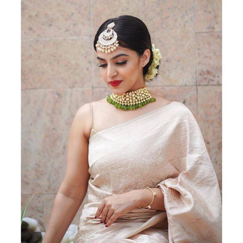 Dieser wunderschöne Saree ist elegant mit wunderschönem solidem Jacquard-Gewebe verziert, das dem Outfit einen perfekten Look verleiht.