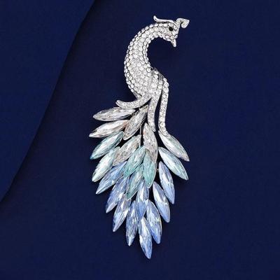 Brošňa Páv s gradientnými kryštálmi je módna, elegantná a vynikajúca brošňa s jedinečným dizajnovým zmyslom.
