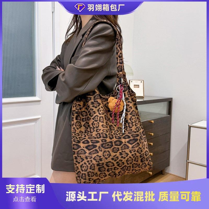 Retro Simple Large-capacity Tote Bag Women's New Niche Leopard Print Shoulder Bag Casual Commuter Bag