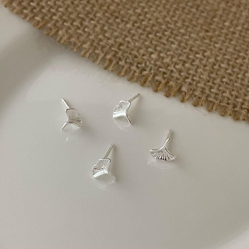Su Chuang S925 Sterling Silver Ginkgo Leaf Stud Earrings - High-End Niche Design for Girls, Comfortable and Elegant Ear Piercing Care.