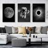 Schwarz-Weiß-Leinwandgemälde mit Astronaut und Mond, Poster und Drucke, Weltraum-Wandkunst, Bilder für die Wohnzimmerdekoration