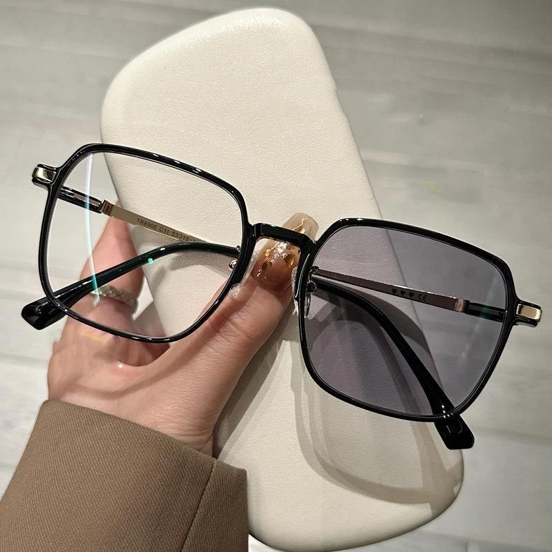Fashion Pochromic Reading Glasses for Women Unisex Outdoor Discoloration Eyeglasses Trendy Square Heart HD Presbyopia Eyewear
