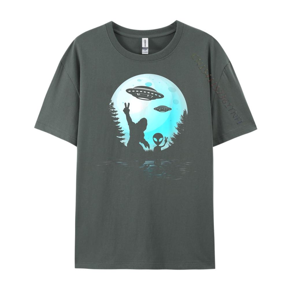 Alien And Bigfoot Full Moon Sasquatch UFO Vintage T Shirt Men Printed TShirt High Quality Graphic Clothes