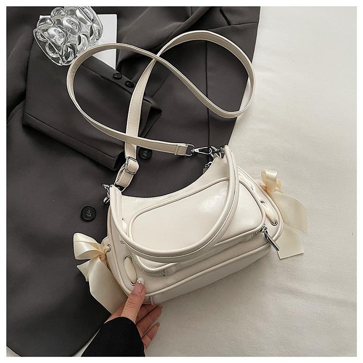 

2025 new Korean Spice Girl niche black retro commuter underarm bag premium texture niche shoulder messenger bag