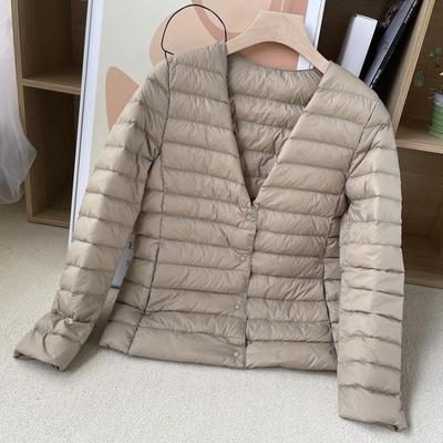 Neue leichte und dünne Daunenjacken für Herbst und Winter, Damen kurze warme Innenjacke, Slim Fit, und einen großzügigen Mantel tragen.