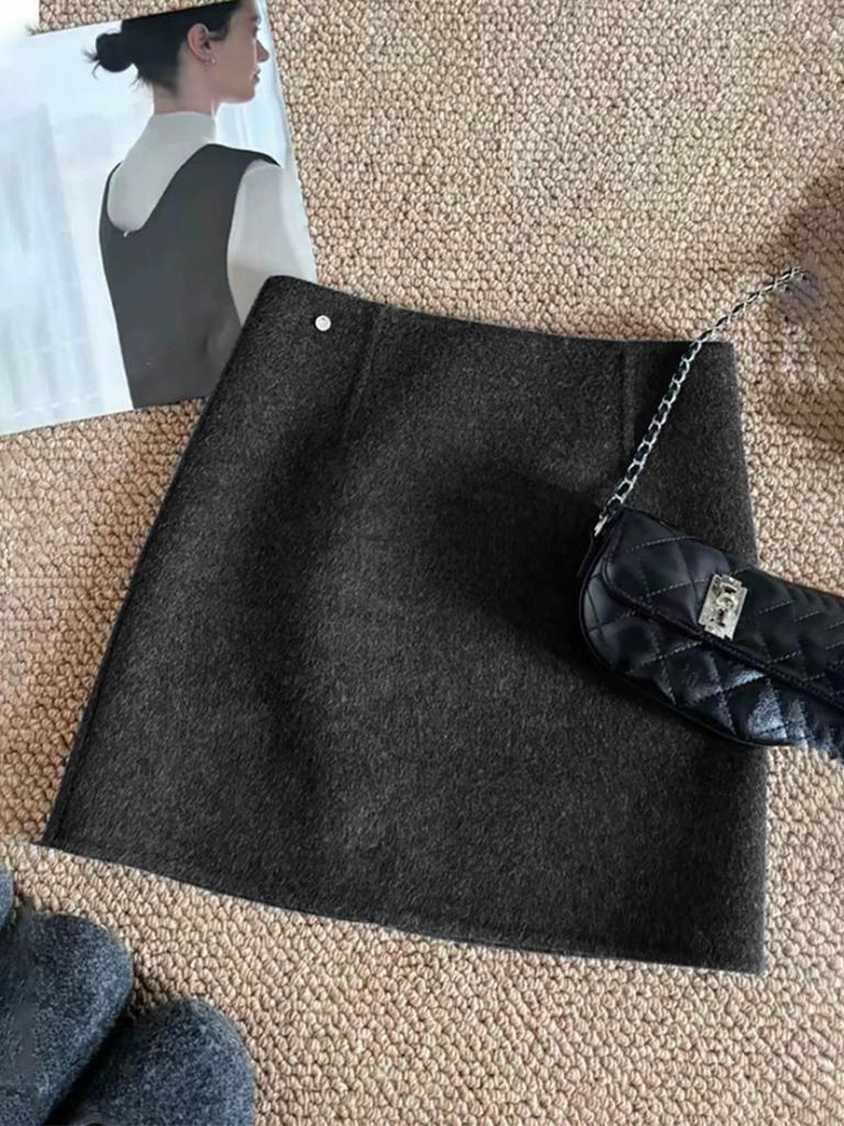 Pure color wool blend A-line bodycon half-skirt, women's grey, short, Korean style, simple, versatile for Autumn/Winter 2026 in black.