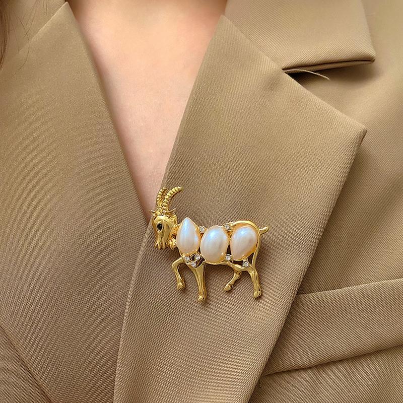 Elegant Sheep Goat Shaped Brooch Rhinestone Pearls Lapel Pin Animal Brooch Perfect For Daily Wear Party Dresses