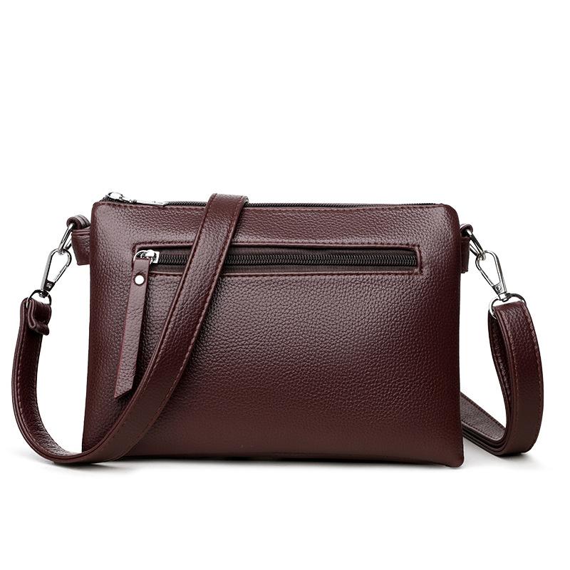 

Модная и модная фактура Женщина средних лет держит в руке небольшую сумку Простая и универсальная сумка через плечо на одно плечо