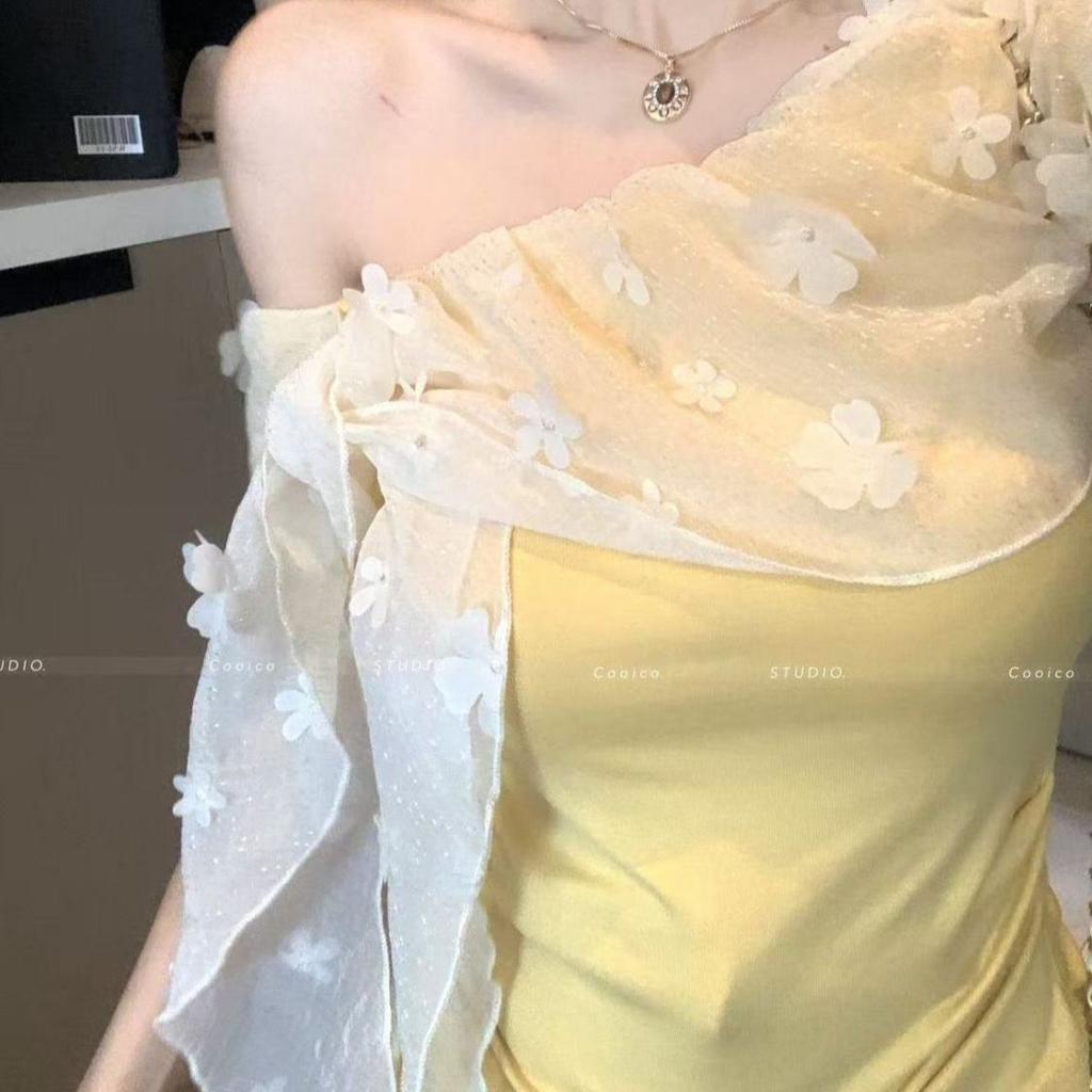 Süßes Einseitig schulterfreies T-Shirt mit Spitzeneinsatz und kurzen Ärmeln für Damen Neues Sommer Slim Figurumspielendes Oberteil