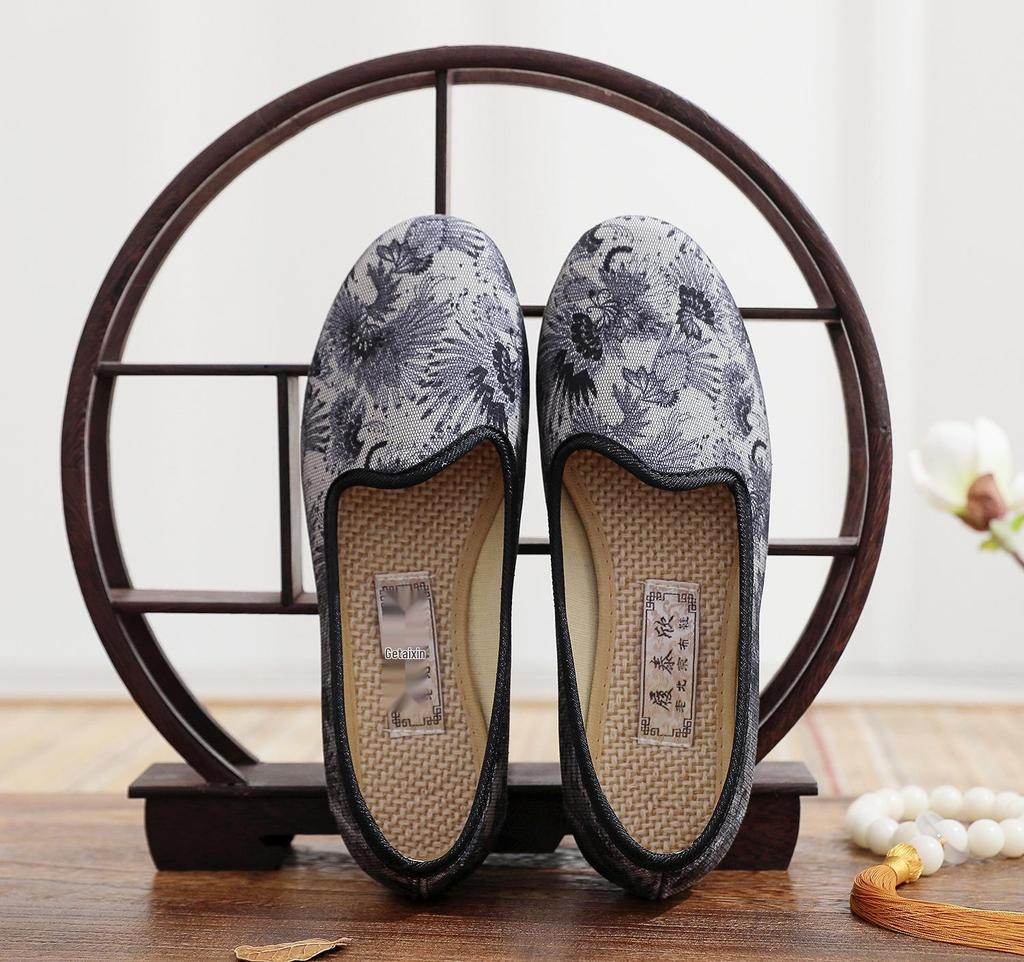 Lvtixin Women's Slip-On Soft Sole Shoes - Non-Slip, Flat, Ideal for Elderly and Middle-Aged Moms