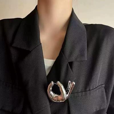 Retro OK Hand Gesture Brooch: Polished Metal Texture, Stylish Couples' Pin, Elegant Clothing Accessory.