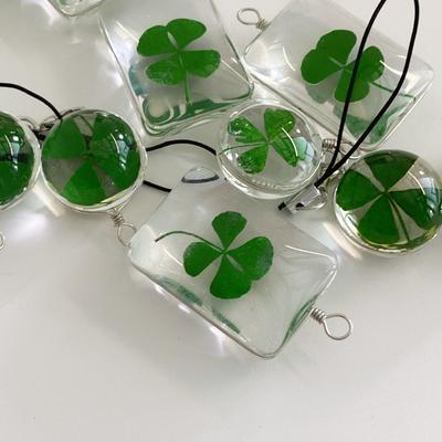 1 Stück Natürlicher Klee Anhänger Grenzüberschreitender Glücksstern Getrocknete Blume Tasche Schlüsselanhänger Grüner Glas Anhänger Anhänger