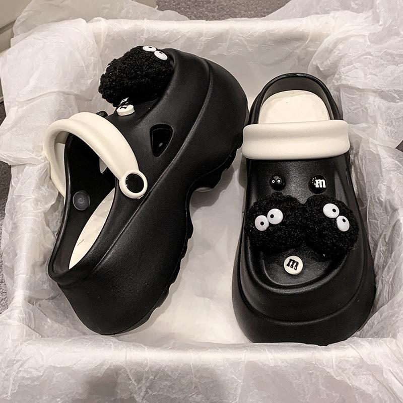 

Cute briquettes with thick soles increase in height and wear beach baotou sandals for women to wear 2025 summer new non-slip hole shoes 40/41