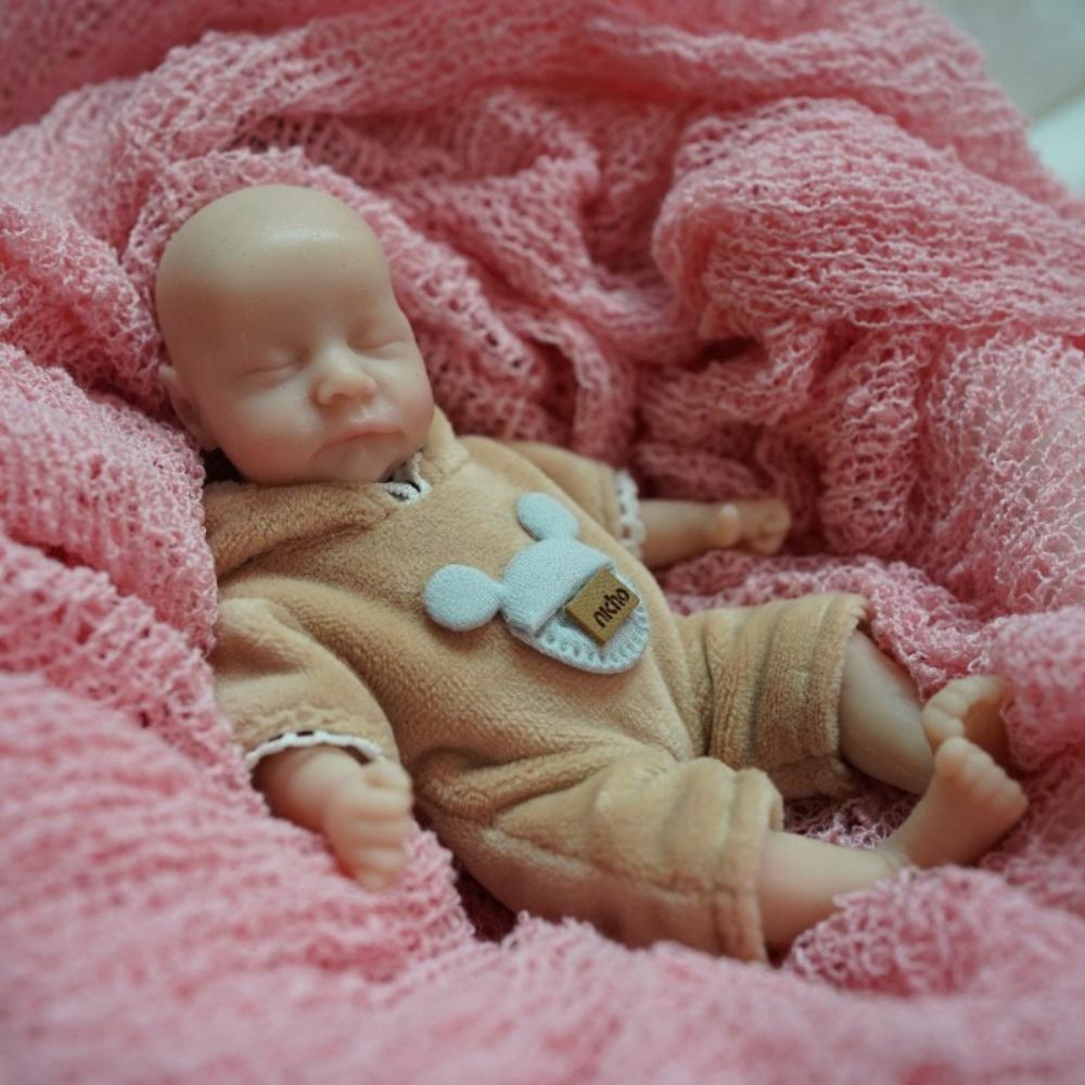 Lebensechte 6-Zoll-Handflächen-Wiedergeborene Baby-Mädchen-Puppe Levi Vollvinyl-Körper Geschlossene Augen Neugeborenen-Puppe Realistisches Dekompressionsspielzeug Baby-Puppen für Kinder Geburtstagsgeschenk