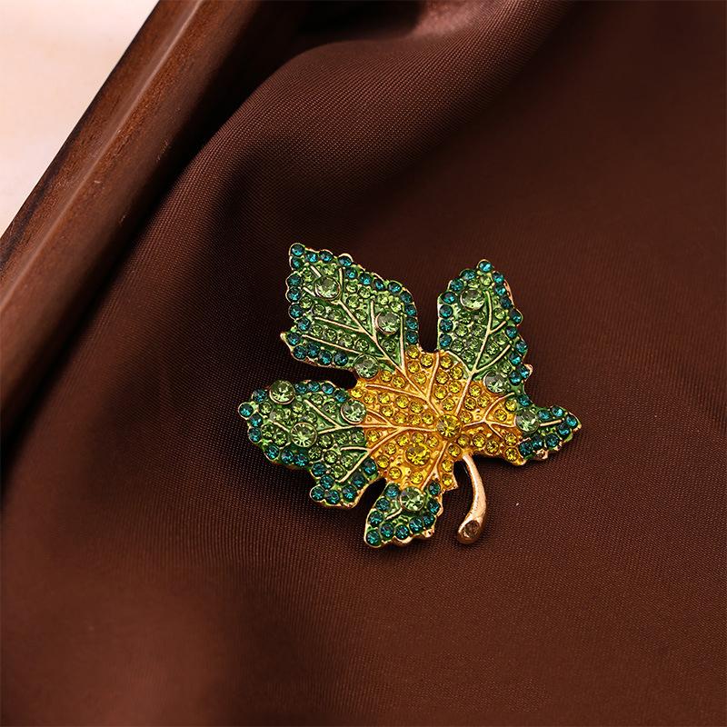 Red Maple Leaf Women's Brooches Fulll Rhinestone Green Leaf Metal Pins for Women Luxury Brooch Clothing Accessories new