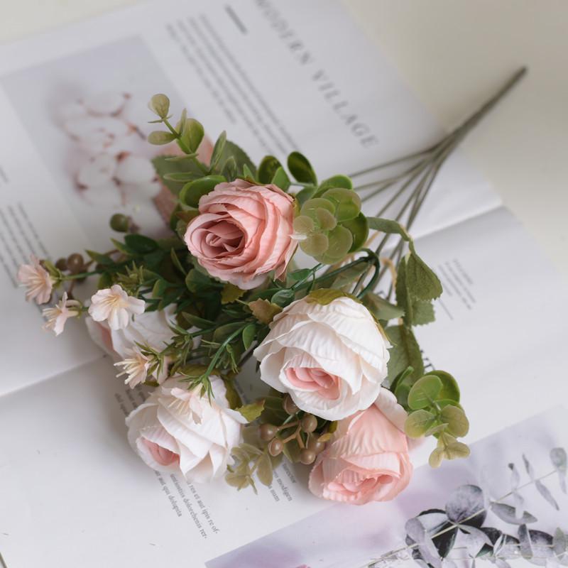 Европейский букет  Принцесса Роз  из 5 цветов: Центральная композиция из цветов, собранная вручную, и современный цветочный декор стены.