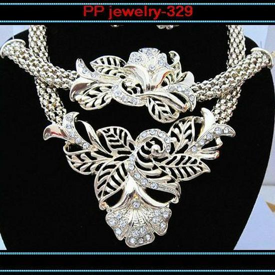 Exaggerated Gold-Plated Floral Jewelry Set: Necklace, Earrings, Bracelet, Rings