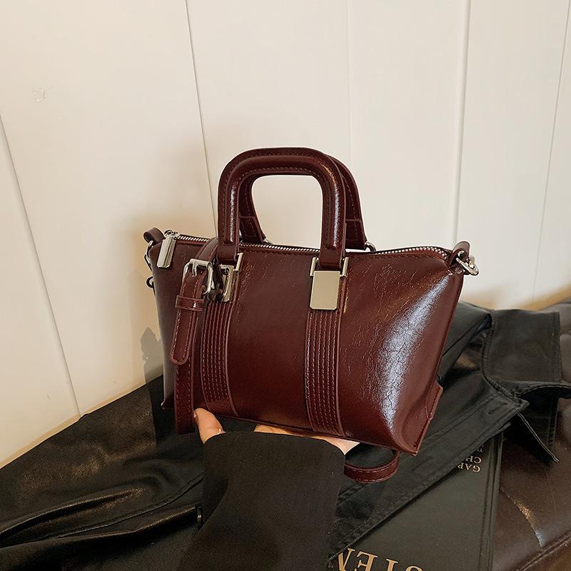 Retro texture small bag women 2025 new portable pillow bag premium versatile commuter messenger bag