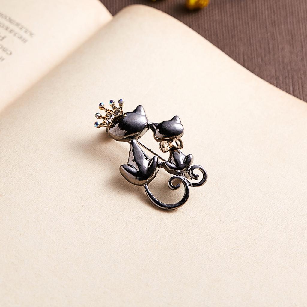 Elegant Wearing Crown Bowknot Cat Brooch For Women Men Cartoon Cute Little Kitten Backpack Lapel Pins Funny Animal Badge Jewelry