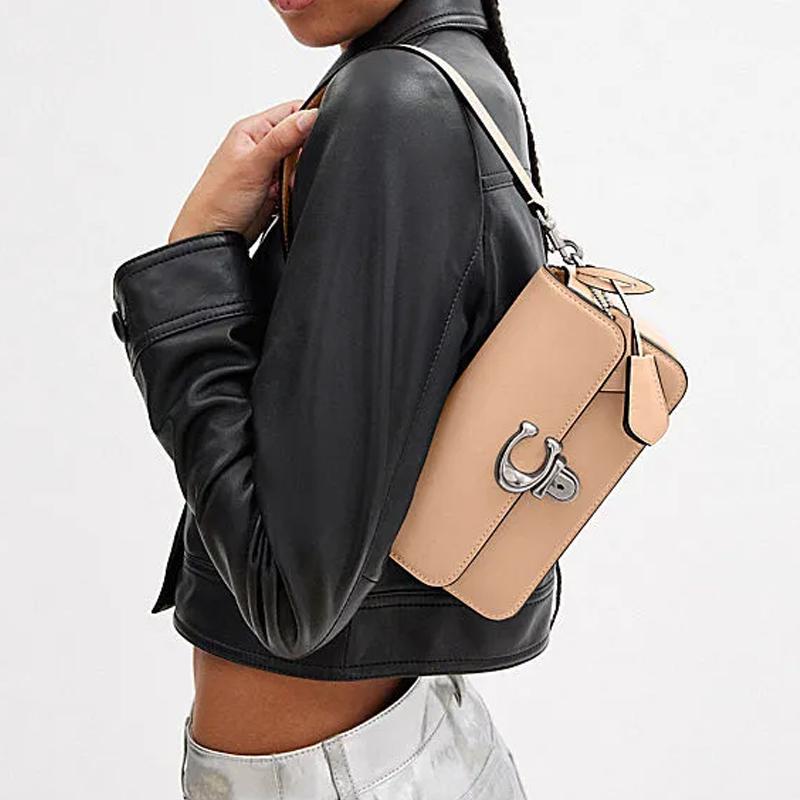 Coach Borsa a mano Studio 20 con logo argento e patta in pelle da donna Beige CE331-LHWFT