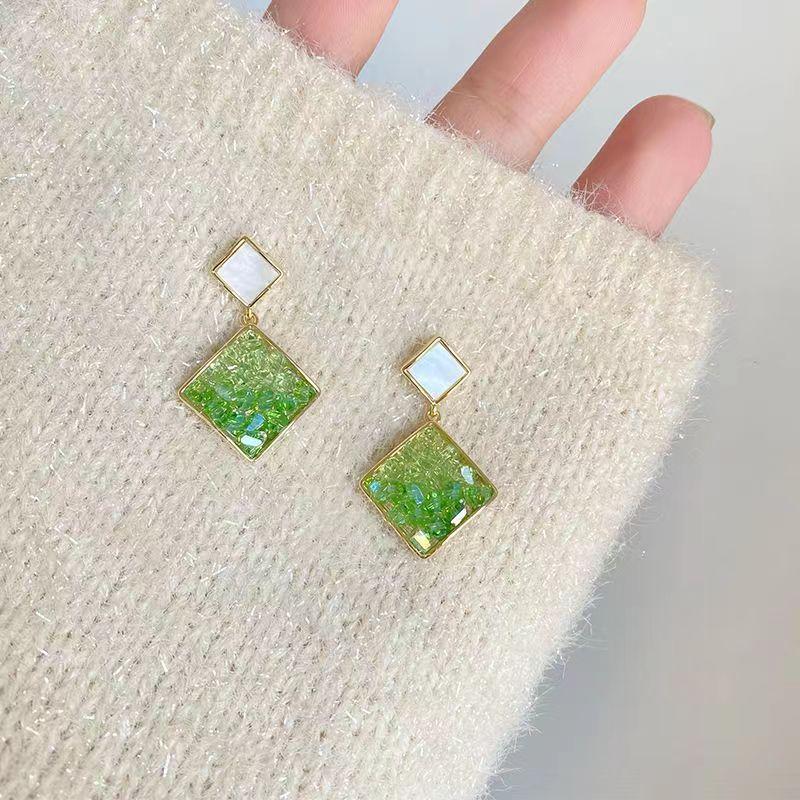 Stylish and simple square high-end stud earrings, women's geometric versatile temperament earrings, elegant and atmospheric earrings.