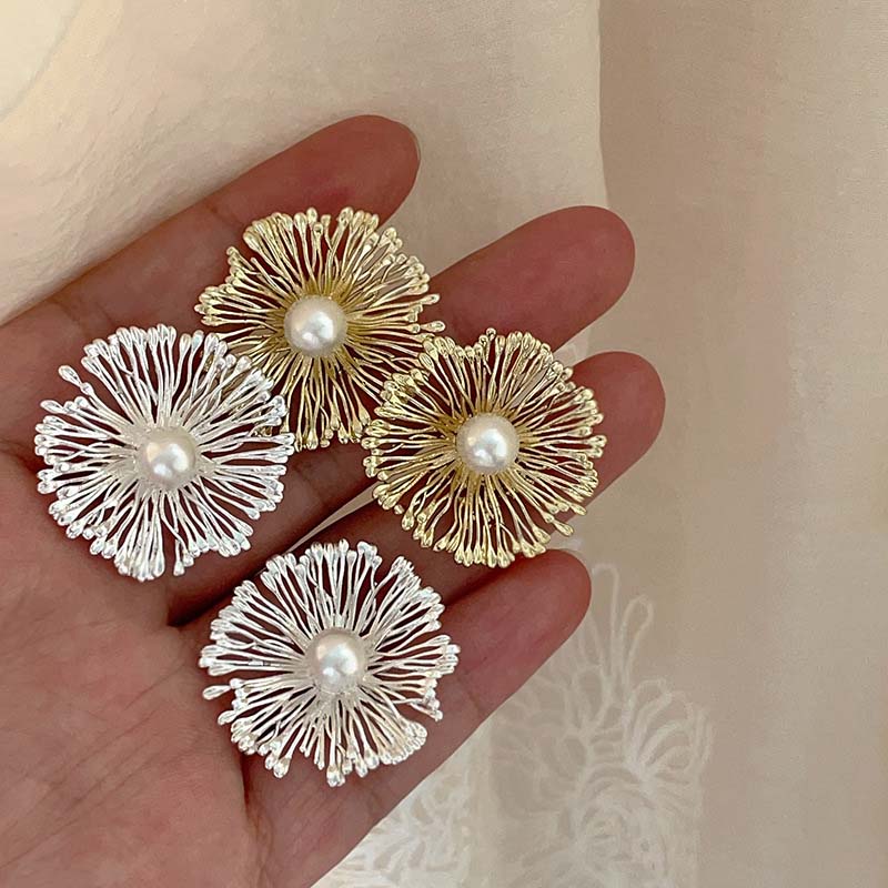 Exaggerated Metal Flowers Zircon Stud Earrings For Women Fashion Gold Color Hollow Round Temperament Earrings Zircon Party Gifts