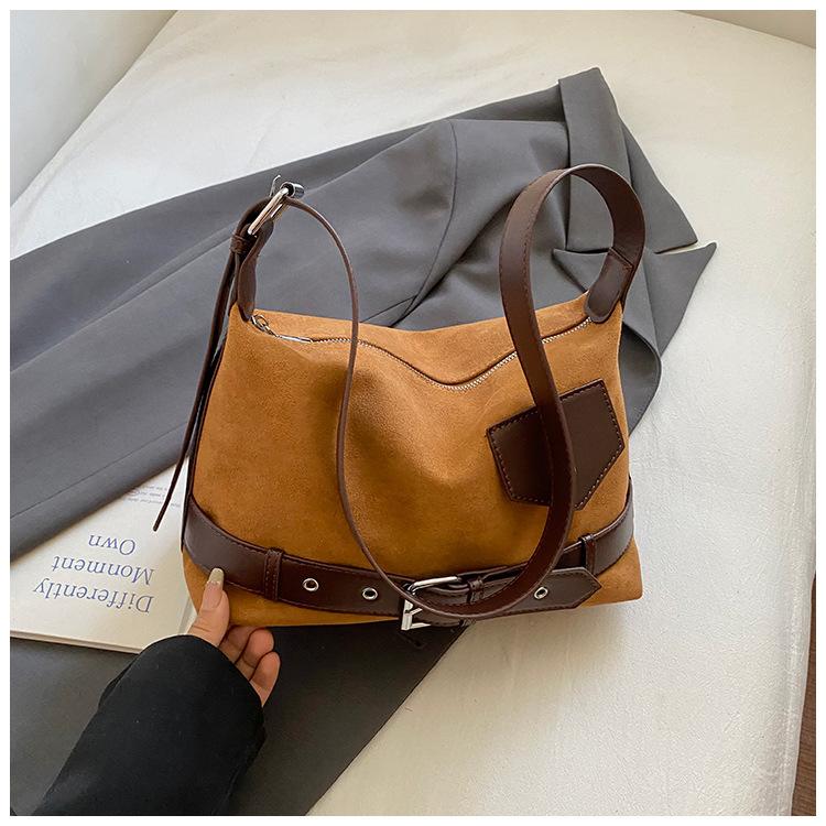 

2025 new explosive fire popular tote bag large capacity retro matte messenger bag daily commuter shoulder bag коричневий