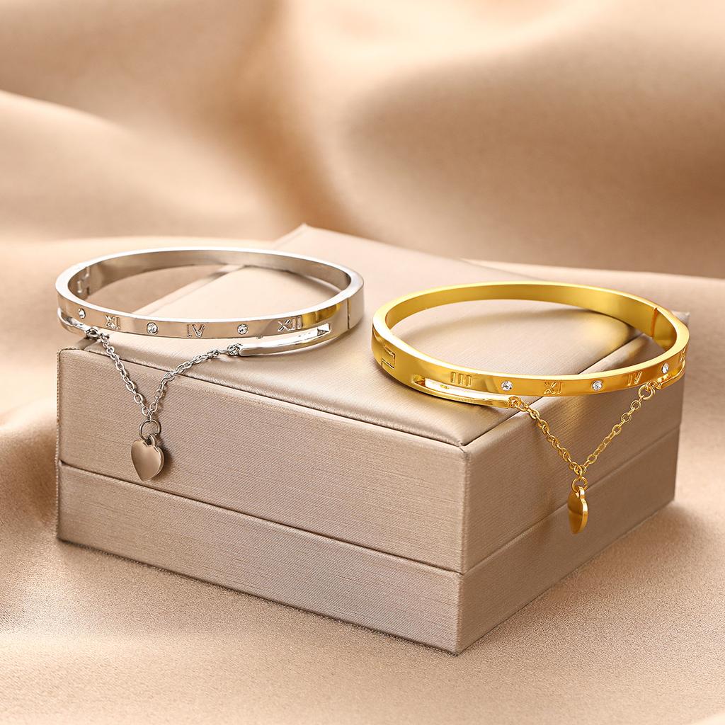 European Beautiful Women's Heart Bracelet Roman Numerals Love Pendant Fashion Versatile Personality Bracelet Jewelry Gift Bracelet