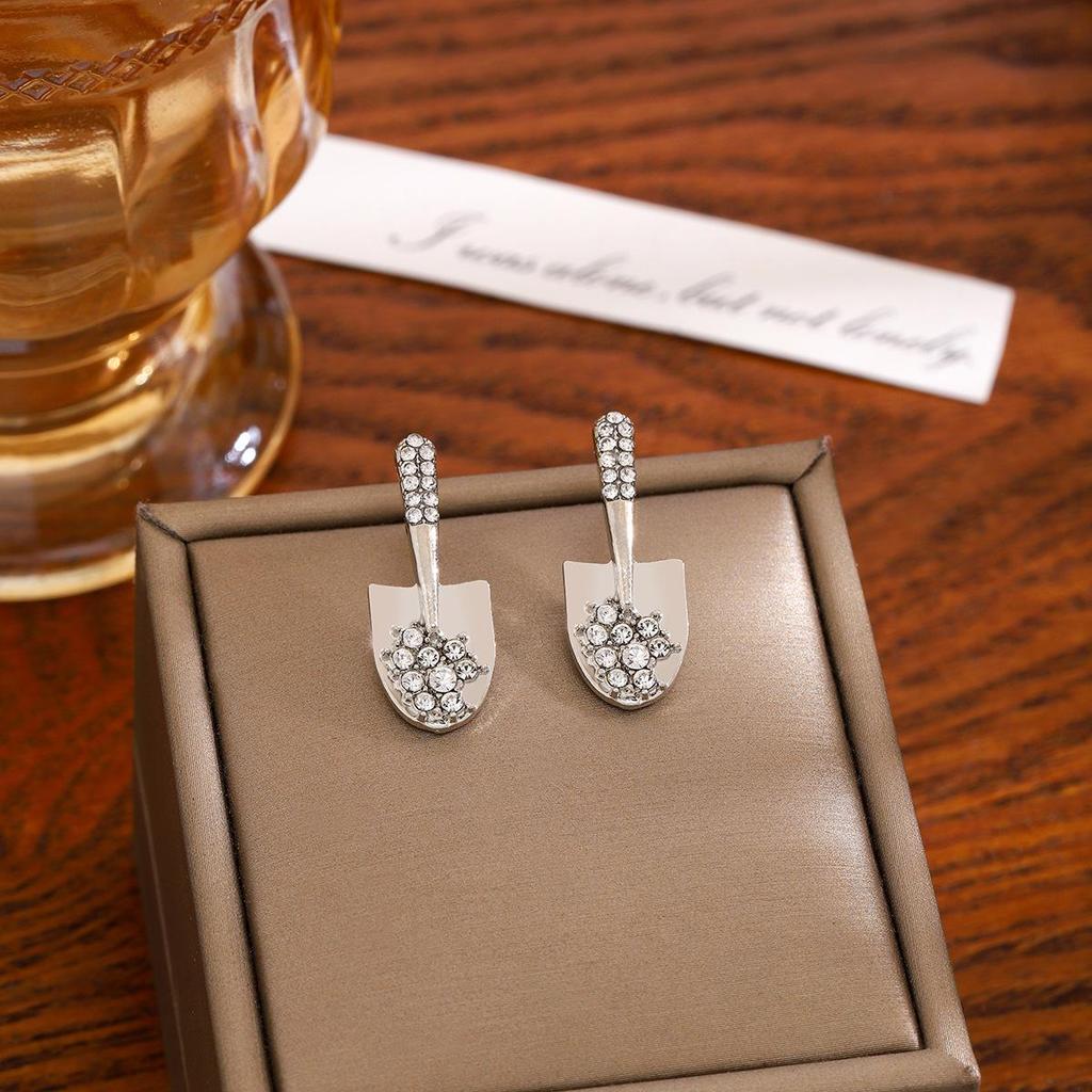 Personalized Diamond-Inlaid Spade Earrings, Silver Needle, Creative Design, Simple Fashionable Ear Studs for Women
