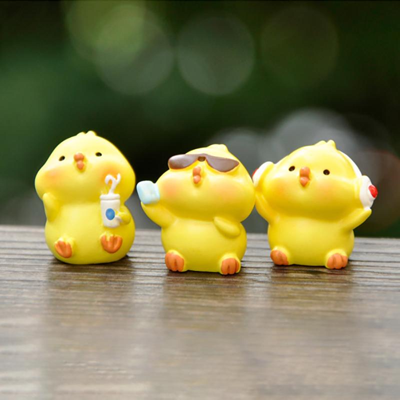 Akcesoria samochodowe Uroczy miniaturowy kurczak z żywicy Dekoracja wnętrza samochodu Lusterko wsteczne samochodowe Ozdoby deski rozdzielczej dla kobiety i mężczyzny Prezent
