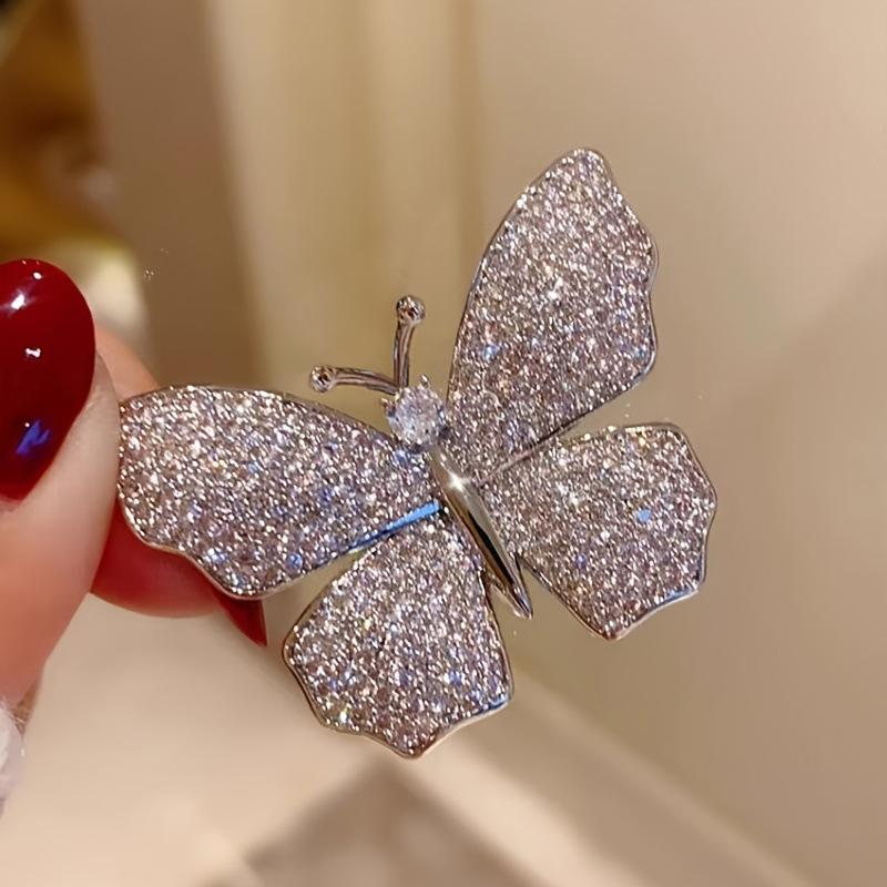 2024 Elegant Retro French Rhinestone Dancing Butterfly Brooch & Versatile Corsage Pin серебряный