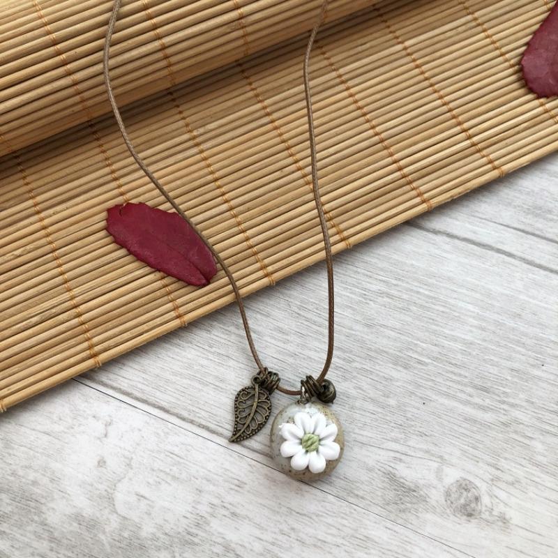 

Ручной работы ретро милое маленькое свежее керамическое ожерелье с цветком, женское длинное ожерелье с подвеской с бахромой-колокольчиком, универсальная бижутерия