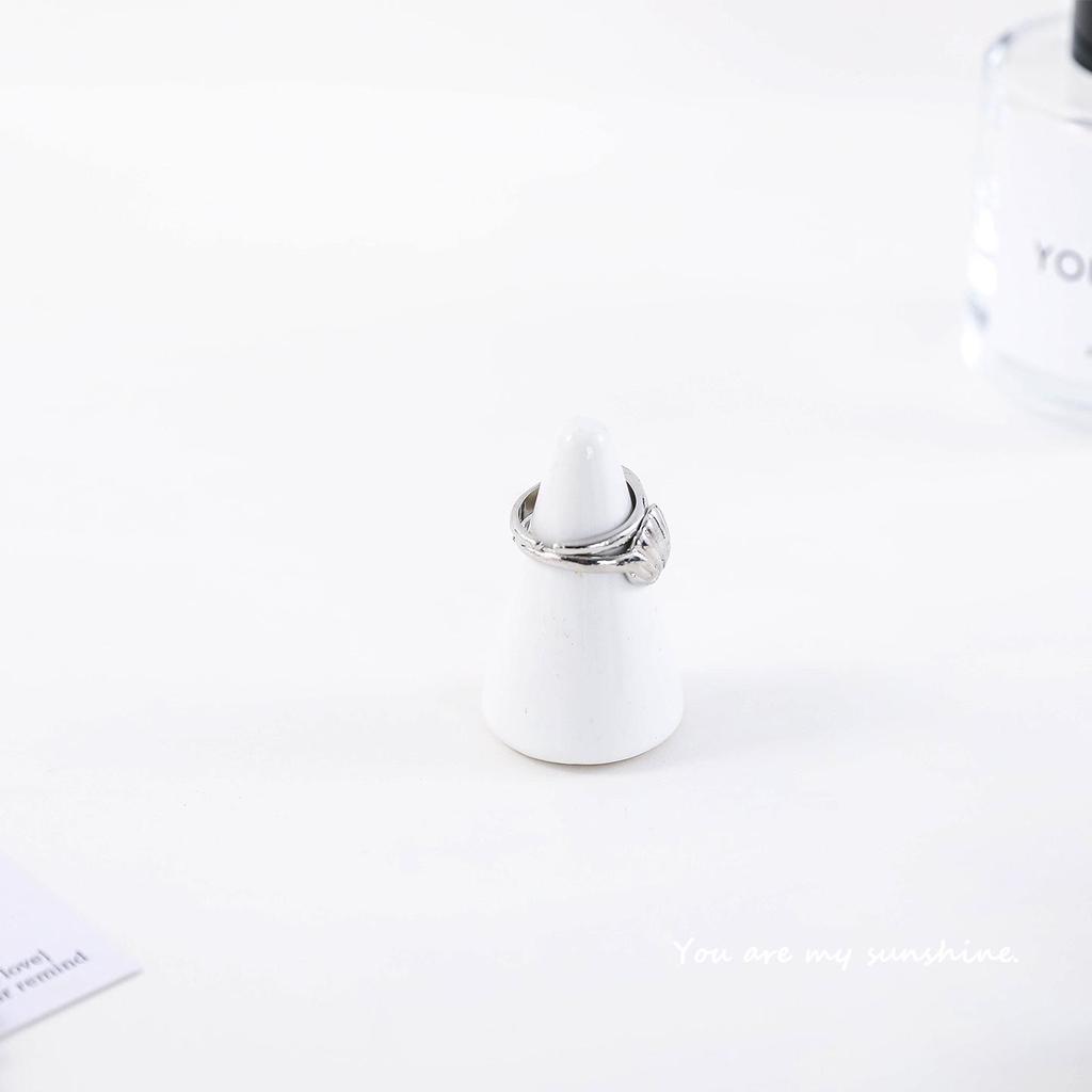 Japanischer einfarbiger Keramik-Ringehalter - Weißer Porzellankegel für die Präsentation von Ringen und Ohrringen