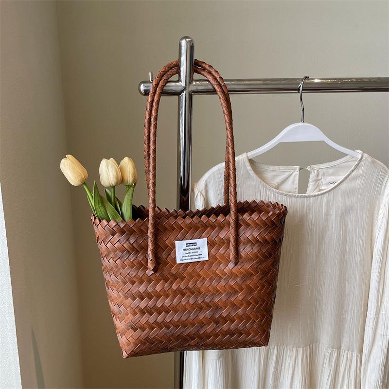 

Large-capacity woven straw bag women s new versatile contrasting shoulder bag high-end seaside beach bag