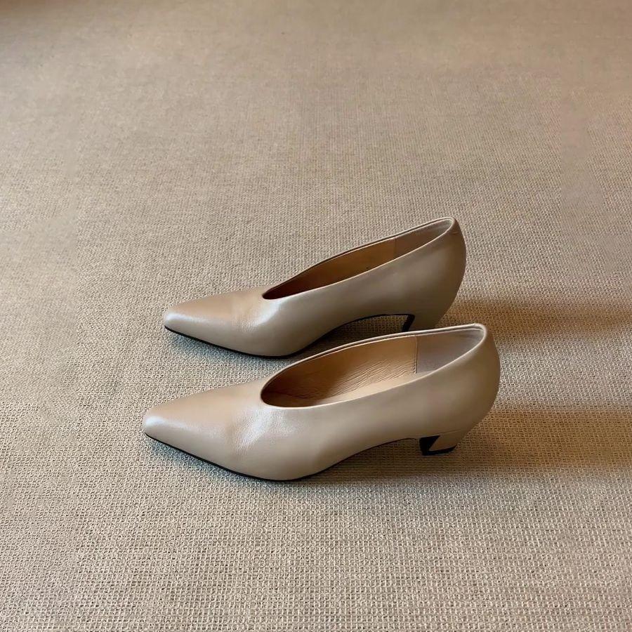 Simple Temperament Old Money Wind Witch Shoes Commuting Temperament Pointed Head Thick Heel Shallow Mouth Fashion Single Shoes 2025 Spring New