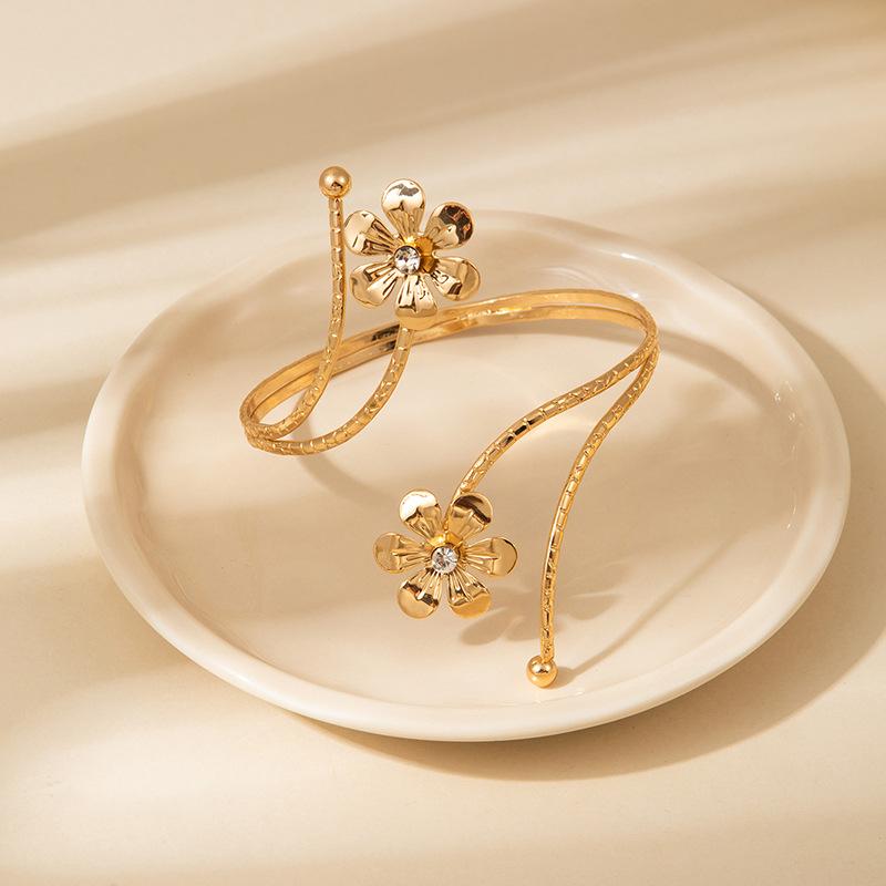 Exaggerated Metal Wind Arm Ring Trendy Fashion Flower Leaf Bracelet Women'S Diamond Retractable Arm Bracelet High-End Bracelet