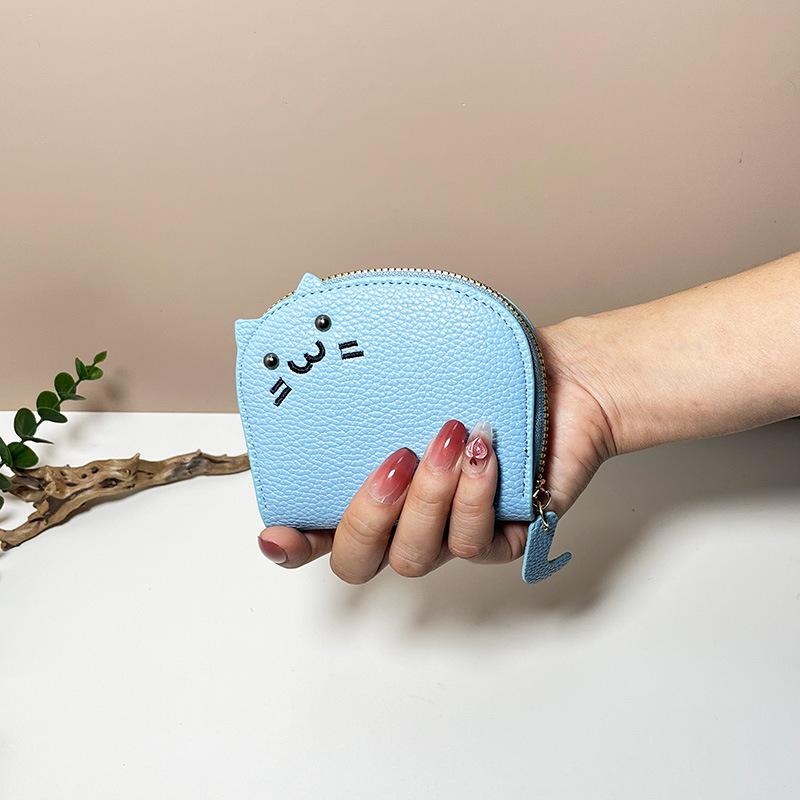 The cat is small and cute, with multiple card positions, a high sense of cartoon change purse, and a small and fresh carry.