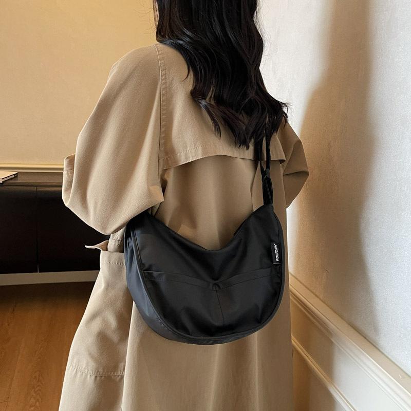 Simple casual large-capacity bag women's fashion versatile messenger bag popular niche commuter dumpling bag
