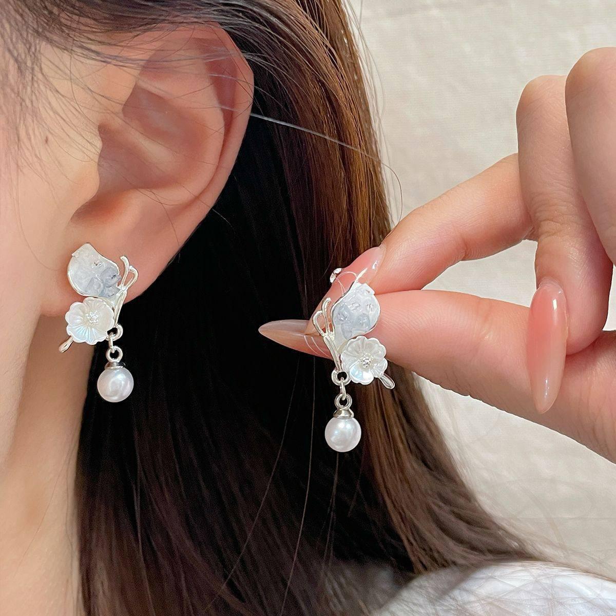 New gradual change crystal bow earrings women s 111 silver needle niche design pearl butterfly Internet celebrity earrings 925 silver needle