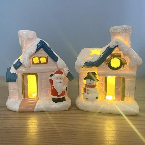 Vánoční Mini Sněhový Domeček Figurka LED Osvětlená Miniaturní Chata Dekorace Malá Pryskyřičná Zimní Vesnička Ozdoba pro Vánoční Scénu Stolní Dekorace