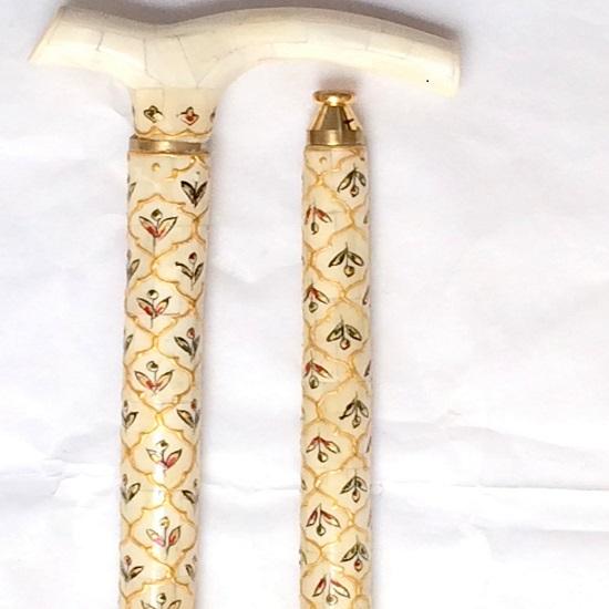 

Элегантная складная трость из верблюжьей кости. Идеальное сочетание стиля и мобильности.