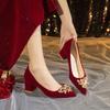 Rosso non è stanco piedi sposa ragazza mostra Lui abito da sposa due indossare tacchi alti scarpe da sposa perla