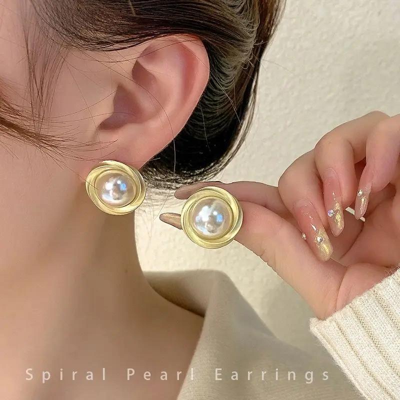 French Baroque Pearl Earclip with No Ear Hole for Women New Earclip Style Versatile Earaccessory