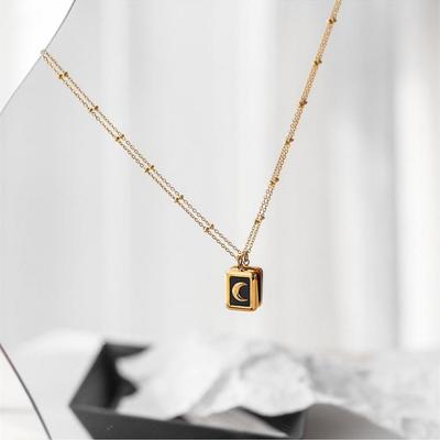 18 Karat Vergoldete Schwarze Barockmond-Halskette mit Retro-Quadrat-Anhänger