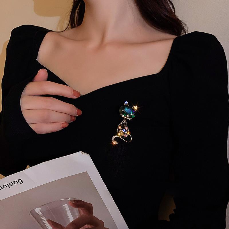 Fashion Korean Rhinestone Cat Pendant Brooches For Women Gold Color Animal Pins Crystal Corsage Daily Accessories